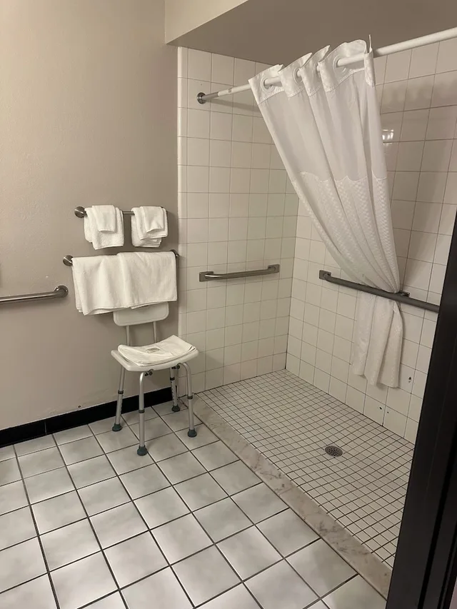 غرفة بسرير كينج لذوي الإعاقة، Super 8 by Wyndham West Branch 6/6
