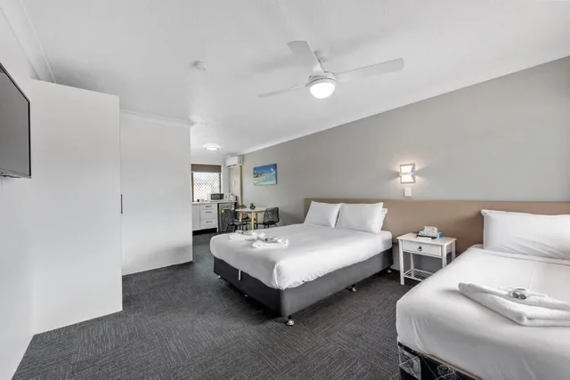 غرفة قياسية ثلاثية بسرير كوين وسرير فردي، Gold Coast Inn 1/10
