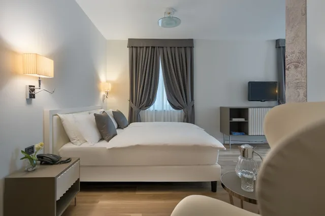 غرفة ديلوكس بسريرين منفصلين بإطلالة على البحيرة بشرفة، Hotel Capri 8/10