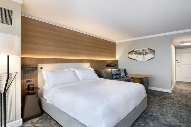 غرفة بسرير كينج مع أريكة، JW Marriott Orlando Grande Lakes 2/5
