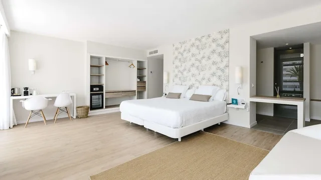 جناح جونيور بسرير مزدوج بإطلالة على المسبح بشرفة، AluaSoul Ibiza - Adults Only 4/8