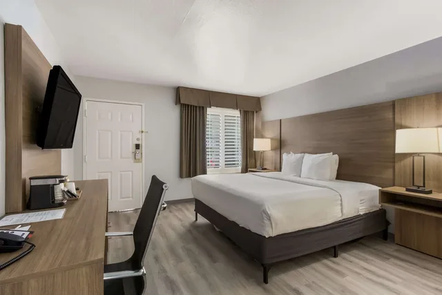غرفة بسرير كوين بحوض استحمام لذوي الإعاقة، Baymont Inn & Suites by Wyndham Tempe University/Phoenix 1/4