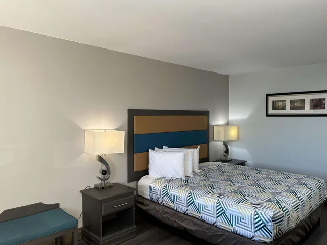 1 King Bed - Smoking, Micfridge، Motel6 Greenville, NC – ECU-Medical Center 1/5