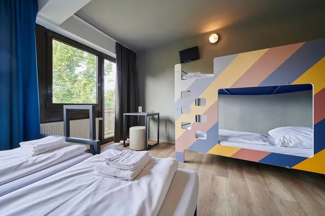 غرفة ثلاثية بسريرين منفصلين وسرير بطابقين، a&o Hamburg Reeperbahn 1/3