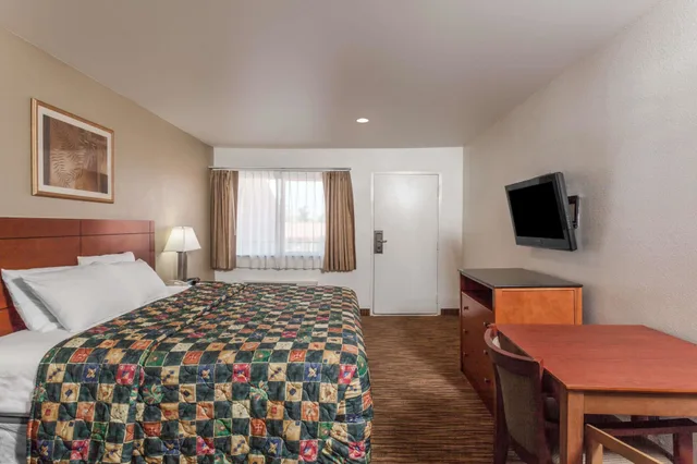 غرفة بسرير كينج لذوي الإعاقة، Travelodge by Wyndham Hemet CA 3/6