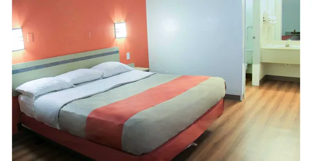1 Full Bed - Mobil Acc Tub Nsmk Micfridge، Motel6 Enfield, CT - Hartford 1/5