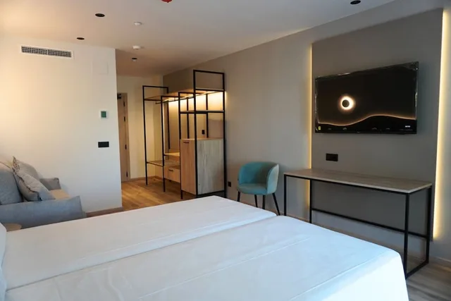 غرفة ثلاثية بسرير مزدوج بإطلالة على البحر، AR Roca Esmeralda and Spa 1/10