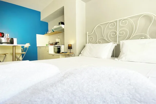 Blue, City, Studio, Queen Bed، Live In Athens Short Stay Apartments 8/10