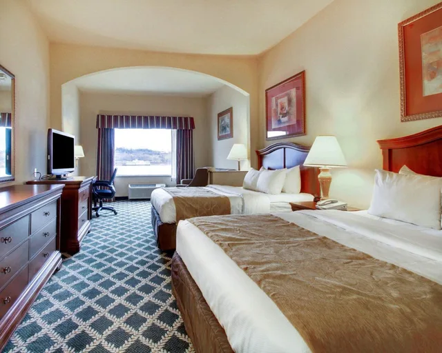 جناح بسريرين كوين بإطلالة على النهر، Clarion Suites Vidalia Riverfront 1/4
