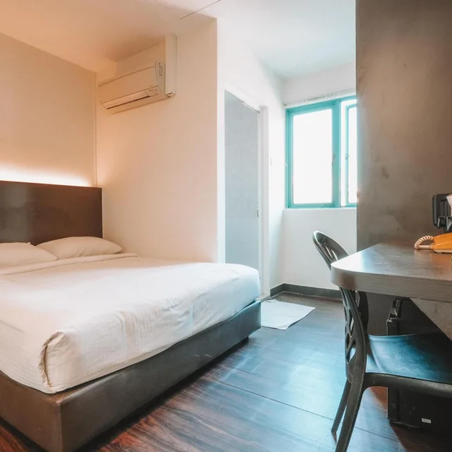 غرفة متصلة، A Hotel Desker 3/10