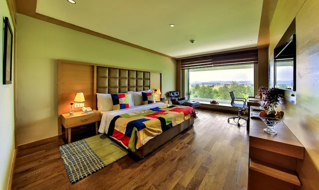 غرفة بريميير بسريرين منفصلين، THE LALIT CHANDIGARH 2/8