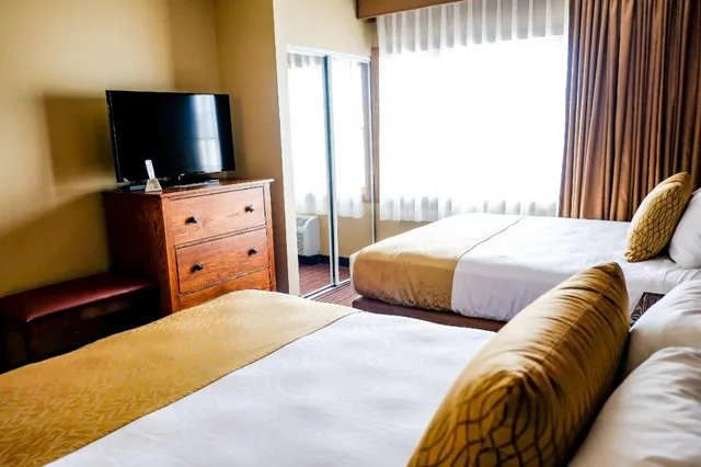 Suite, 2 Queen Beds, Sofa, Jetted Tub, Kitchenette, Best Western Plus Dutch Haus Inn And Suites 2/6