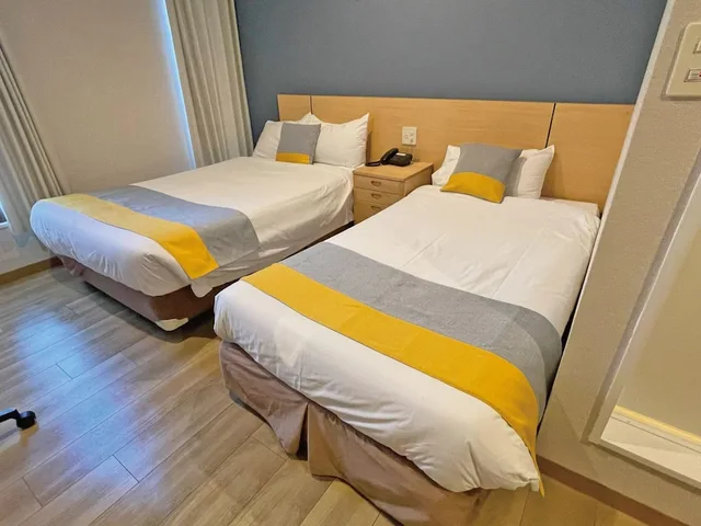 غرفة بسرير مزدوج وسرير فردي، Victoria Hotel Okinawa 1/3