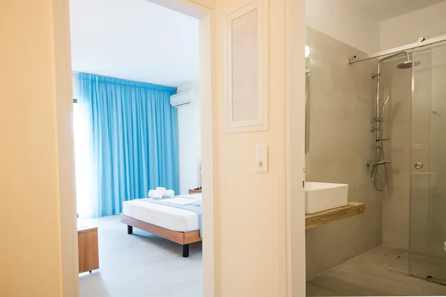 غرفة ثلاثية، Lido Hotel 6/7
