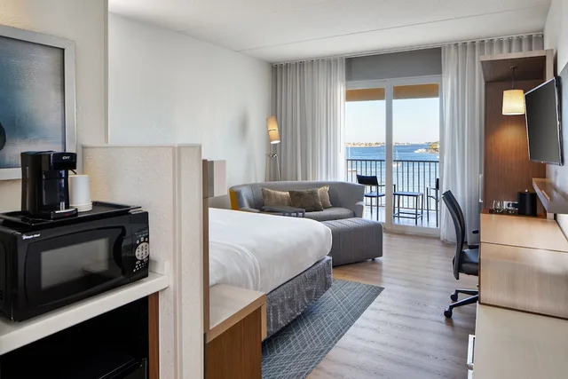 غرفة بسرير كينج بشرفة مع أريكة لذوي الإعاقة، Courtyard St Petersburg Clearwater Madeira Beach 1/4