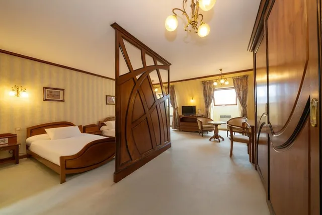 جناح رومانسي بسرير كوين مع أريكة، Hotel Munsch 2/8