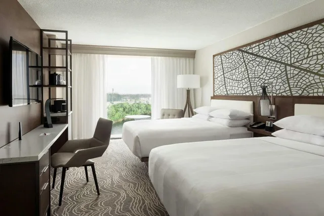 Guest Room, 2 Queen Beds, Concierge Level، Orlando Airport Marriott Lakeside 1/4