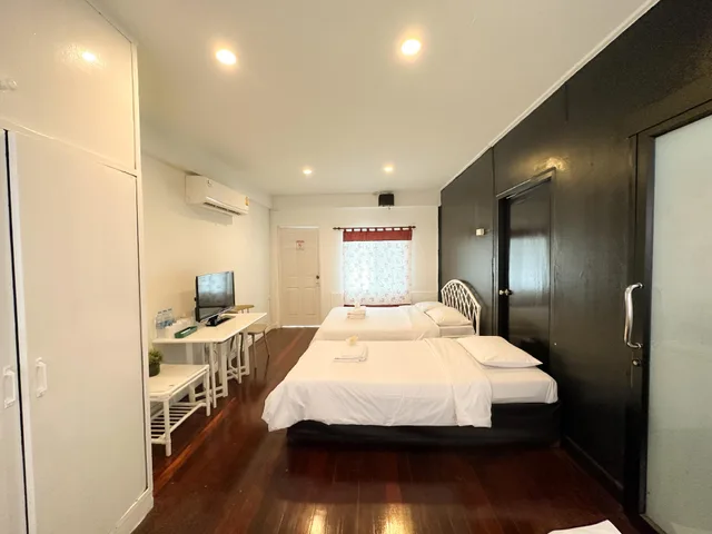 غرفة قياسية ثلاثية، White Lodge 1/2