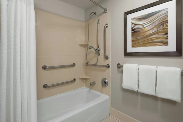 غرفة بسريرين كوين لذوي الإعاقة، Courtyard Rockford 4/5