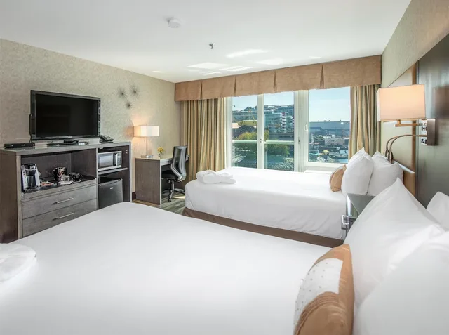 غرفة بريميوم بسريرين كوين، Lonsdale Quay Hotel 2/6