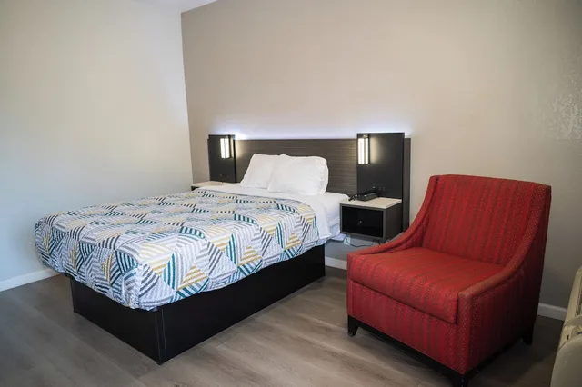Standard, Queen Bed, Motel6 Soledad, CA 1/8