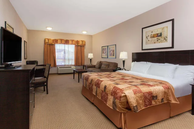 Efficiency, King Bed, Sofa، Ramada By Wyndham Brooks 1/1