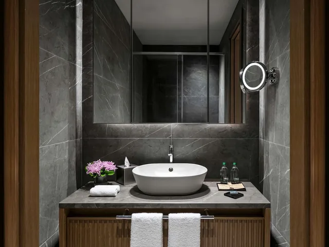 جناح ديلوكس بسريرين منفصلين وسريرين كوين بـ3 غرف نوم، Movenpick Living Istanbul Saklivadi 2/10