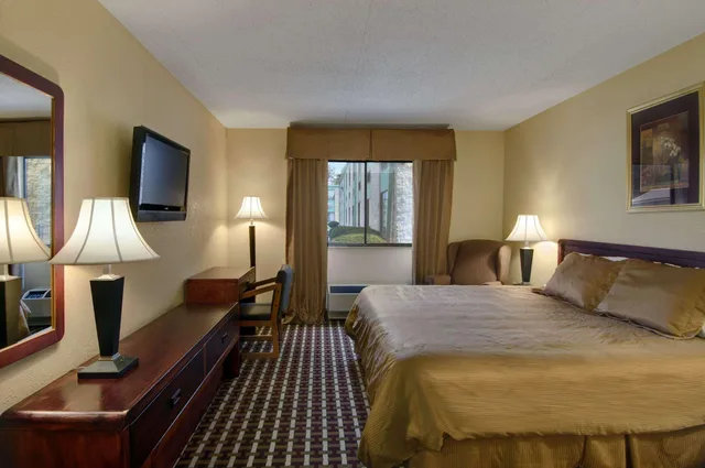 غرفة بسرير كينج لذوي الإعاقة، Days Inn by Wyndham Hillsborough 1/2