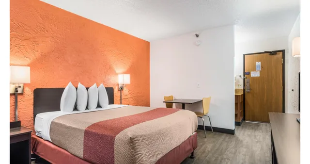 1 Queen Bed - Non-Smoking, Motel6 Elk Grove Village, IL 3/5