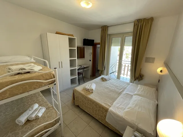 غرفة أساسية رباعية بسرير كوين وسرير بطابقين، Hotel Marina 1/2