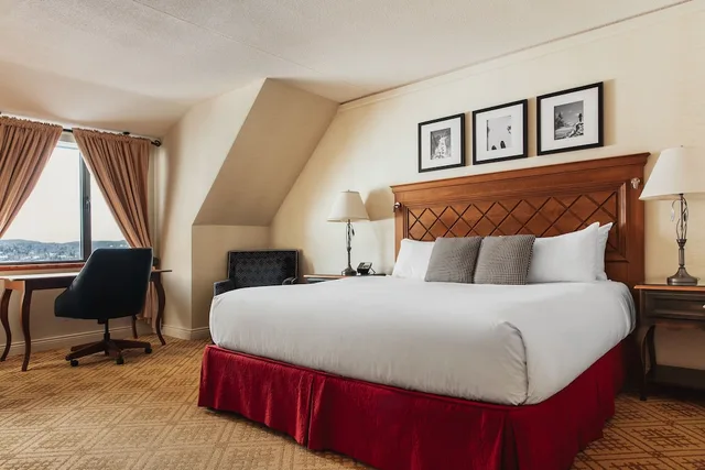 Fairmont, Queen Bed, Village View، Fairmont Tremblant 2/3