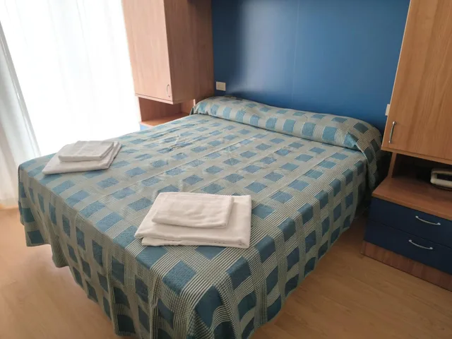 غرفة ثلاثية، Hotel Midi 2/10
