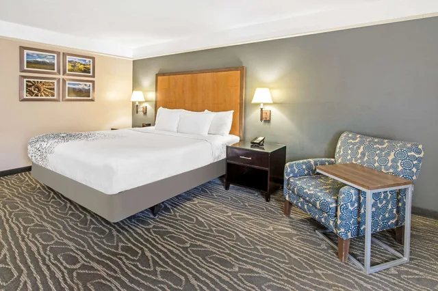 غرفة بسرير كينج، La Quinta Inn & Suites by Wyndham Ruidoso Downs 2/10