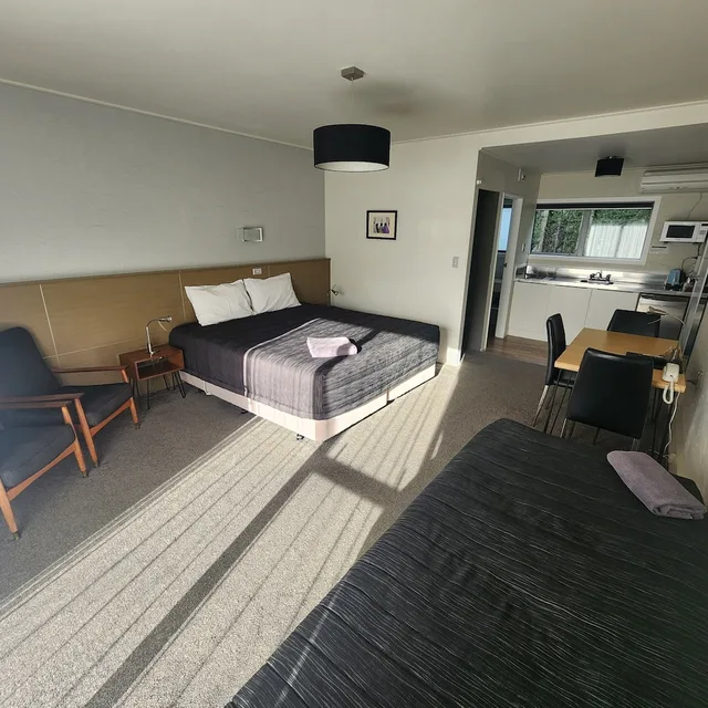 Premier, Twin Beds, 1 King and 1 Single Beds, 16 Northgate Motor Lodge 4/7