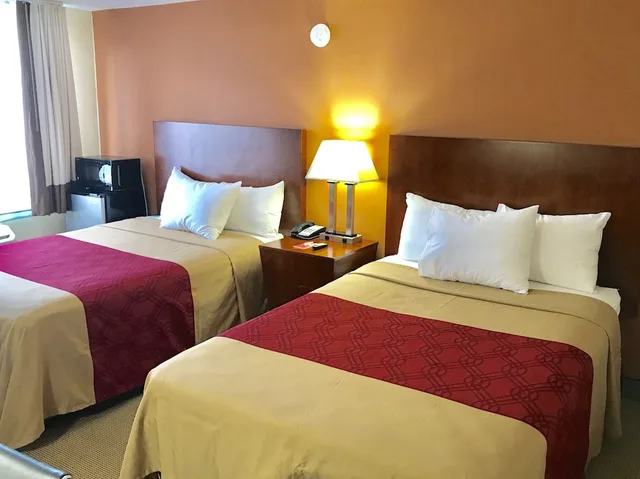 غرفة قياسية بسريرين مزدوجين، Econo Lodge Lakes Region 3/4