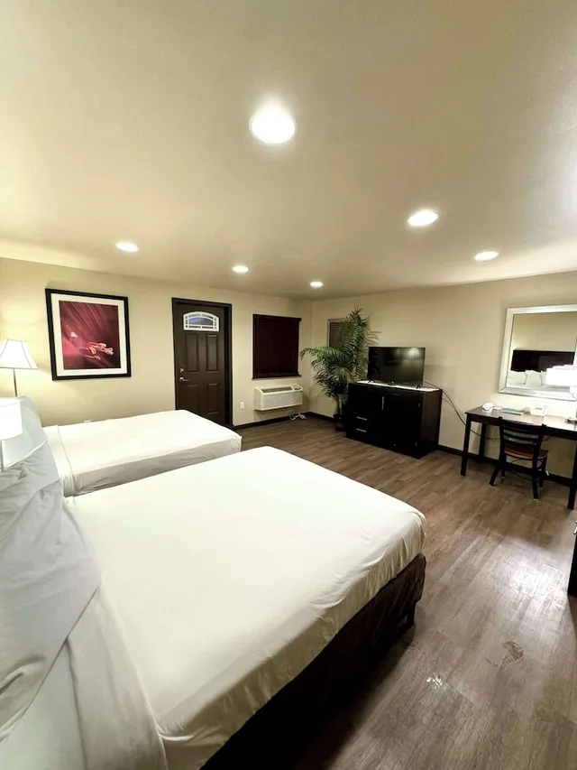 Family Suite, Premium, 2 Queen Beds, No Elevator، Americas Best Value Inn Marquette 1/5