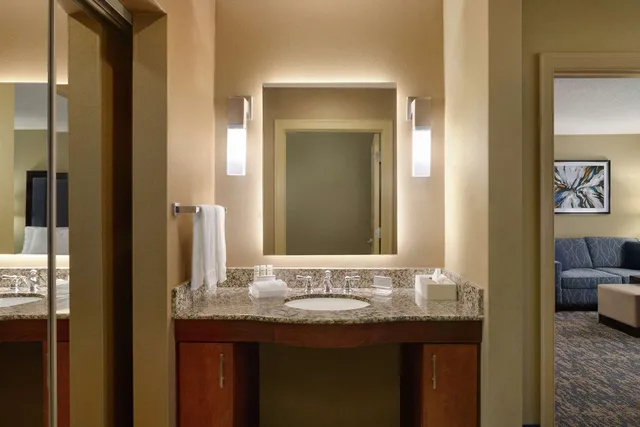 جناح بسرير كينج وسريرين كوين بغرفتي نوم، Homewood Suites By Hilton Fort Smith 1/1