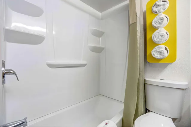 1 King Bed - Mobility Access RI Shwr Smk، Motel6 Jacksonville, NC 8/9