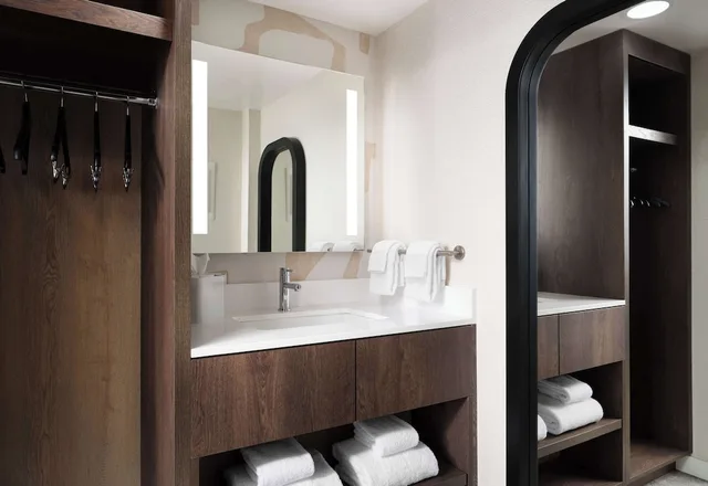 استوديو بسرير كينج بإطلالة على البحيرة لذوي الإعاقة، Sonesta ES Suites Chicago Downtown Magnificent Mile 5/6