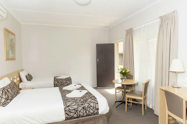 غرفة أساسية بسرير كوين وسرير فردي، BATHURST MOTOR INN 1/4