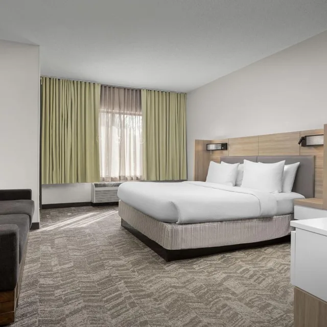 جناح بسرير كينج مع سرير سحّاب إضافي مع أريكة بحوض استحمام لذوي الإعاقة، Boston Peabody Springhill Suites By Marriott 1/7