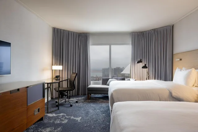 غرفة بريميوم بسريرين مزدوجين مع دخول الصالة، INTERCONTINENTAL TORONTO CENTRE 1/4