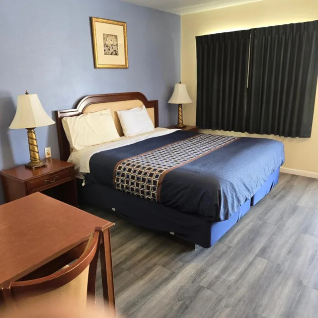 Suite, 1 King and 2 Double Beds, Rodeway Inn & Suites Blythe I-10, CA 9/18