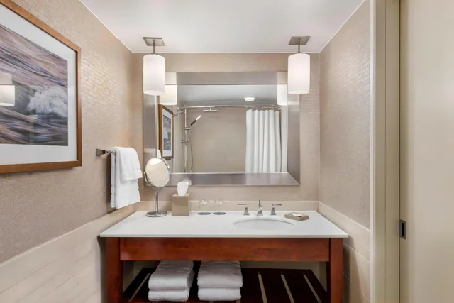 Guest Room, Traditional, King Bed, Airport View، The Westin Toronto Airport 2/3