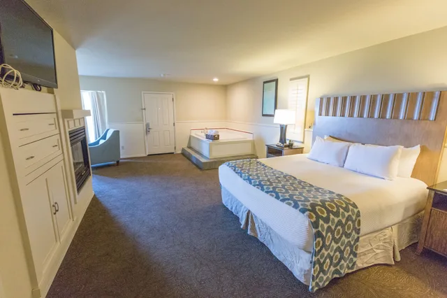 Deluxe, King Bed, Partial Ocean View, Jetted Tub, Cambria Landing Inn & Suites 2/10