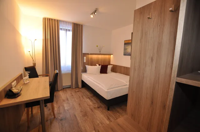 غرفة كلاسيكية بسرير كوين، GOLDEN LEAF PERLACH ALLEE HOF 3/5