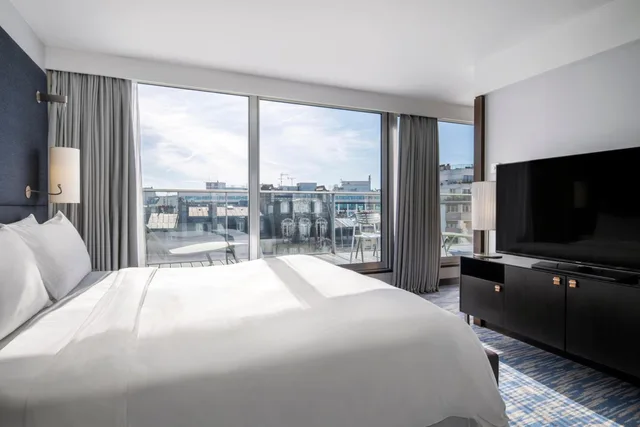 City, Eiffel View, Terrace، Renaissance Paris Arc de Triomphe Hotel 1/10