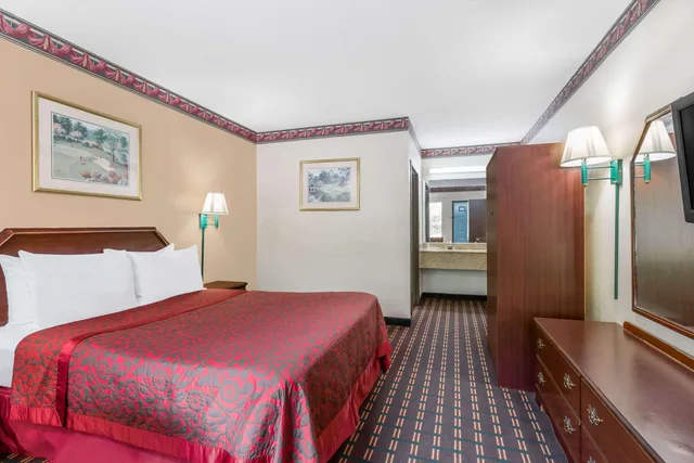 غرفة بسرير كوين للمدخنين، Days Inn By Wyndham North Columbia Ft Jackson 1/4