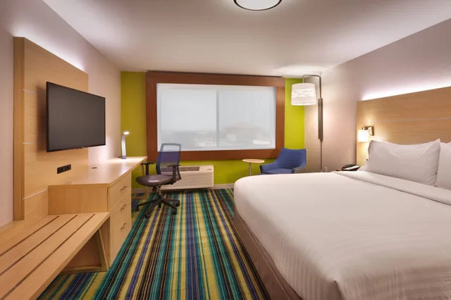 غرفة قياسية بسرير كينج لذوي الإعاقة، Holiday Inn Express Suites Phoenix West Buckeye 2/5