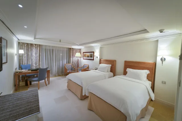 غرفة تنفيذية بسرير كينج وسريرين منفصلين بإطلالة على الحديقة، L'Amphitrite Palace Resort & Spa 2/2